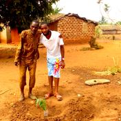 Vater und Sohn pflanzen einen Baum